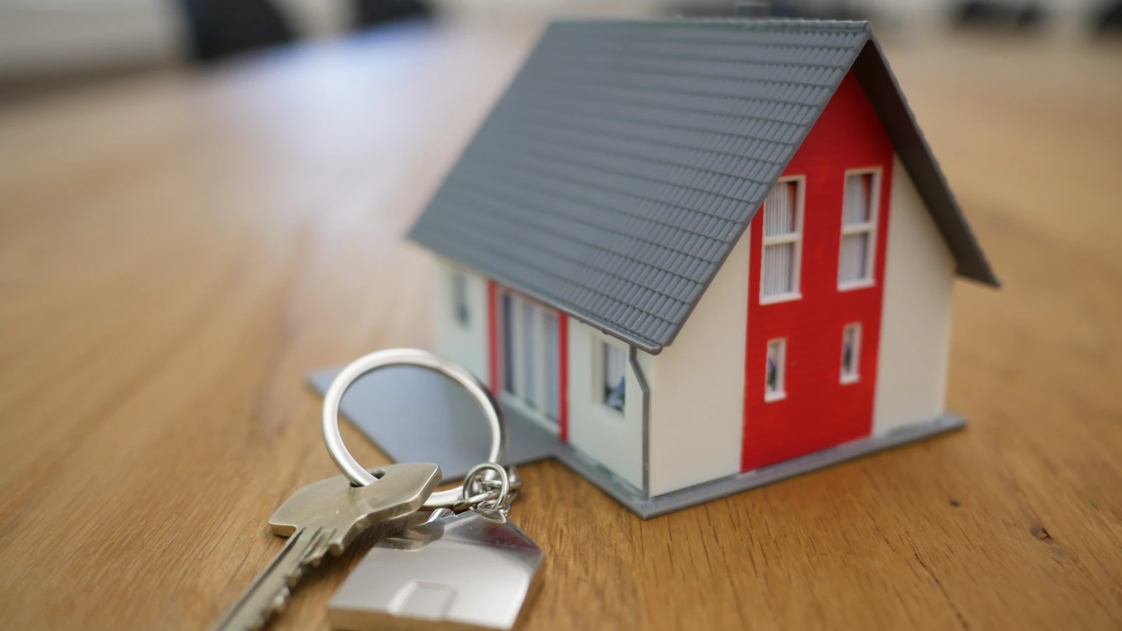 Contrat d’assurance habitation avec clés et documents de logement