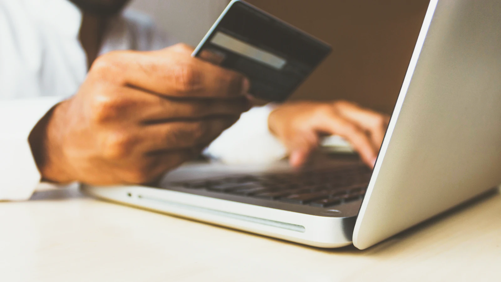 Gestion d’un compte bancaire, carte et budget depuis un ordinateur