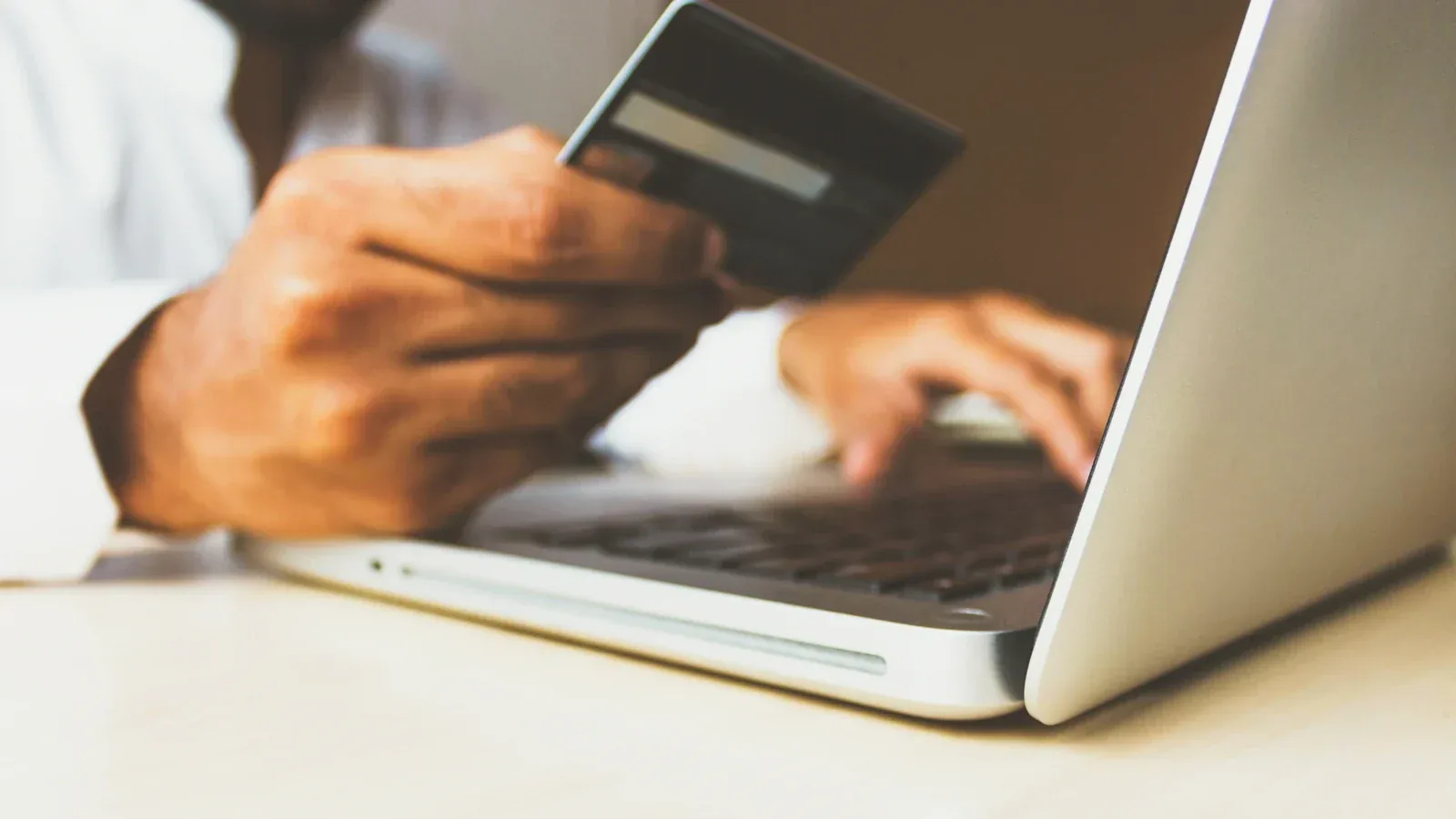 Gestion d’un compte bancaire, carte et budget depuis un ordinateur