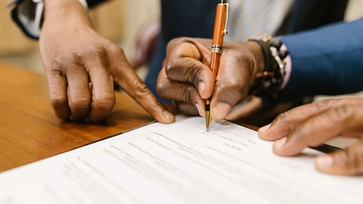 Mains et stylo pendant la lecture et la signature de documents