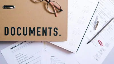 Lunettes, documents et calendrier disposés sur un bureau