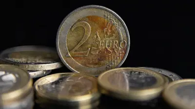 Pièces en euros sur un fond noir