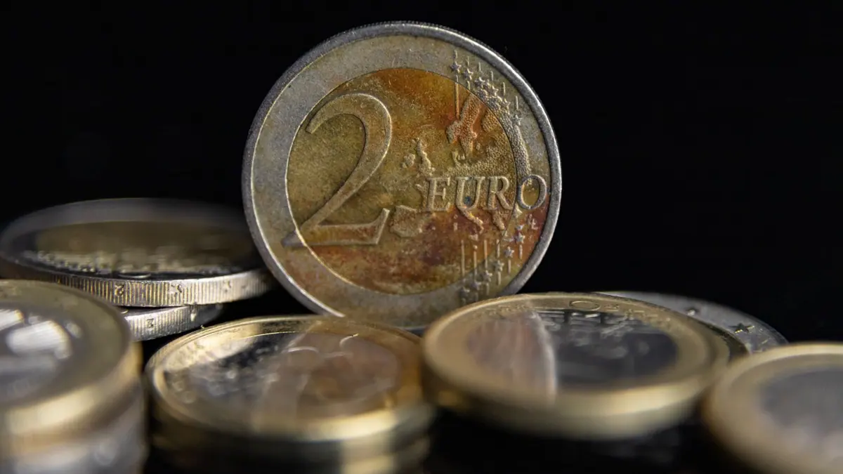 Pièces en euros sur un fond noir