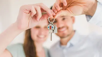 Couple tenant les clés de son logement