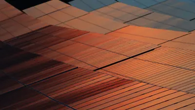 Panneaux photovoltaïques reflétant la lumière du soleil