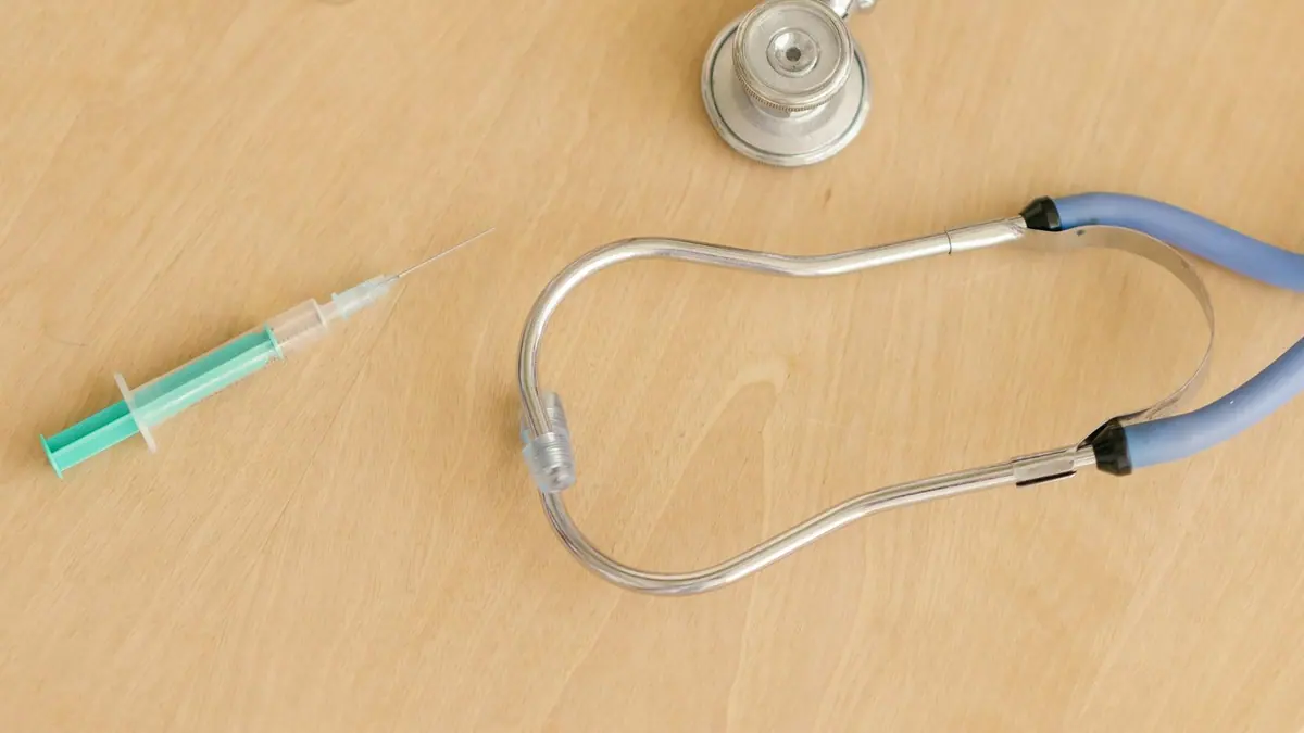 Stéthoscope et matériel médical sur une table