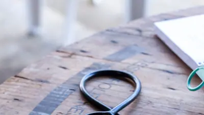 Stéthoscope posé sur une table en bois