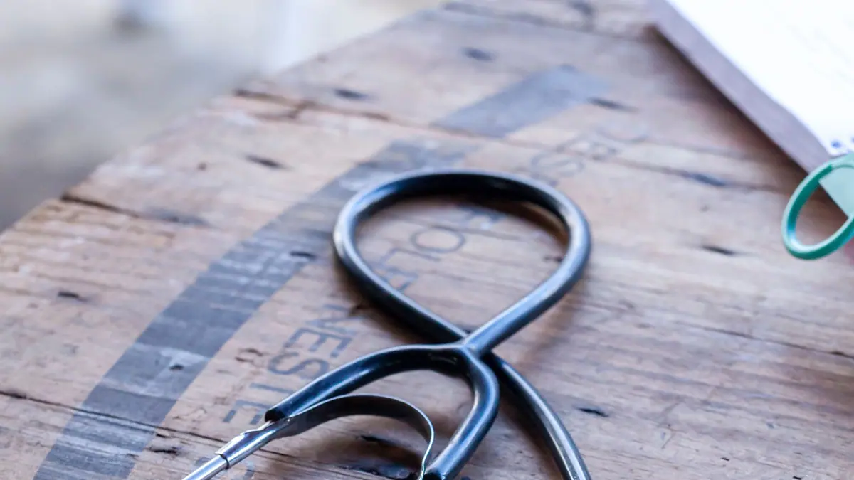 Stéthoscope posé sur une table en bois