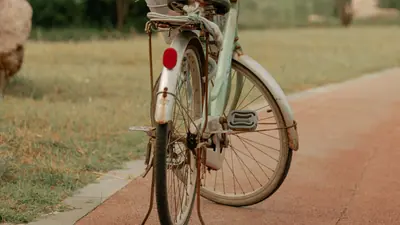 Vélo stationné sur un chemin dans un parc
