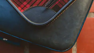 Valises et passeport sur un sol carrelé